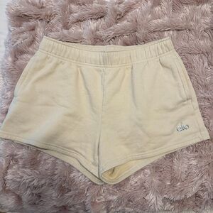 ALO Yoga Accolade Shorts in Macadamia